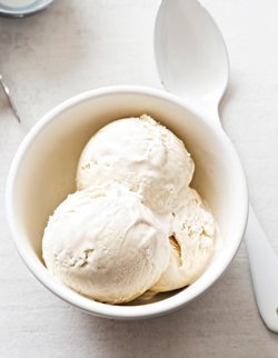 Make ice cream yourself: basic recipe for milk-based ice cream